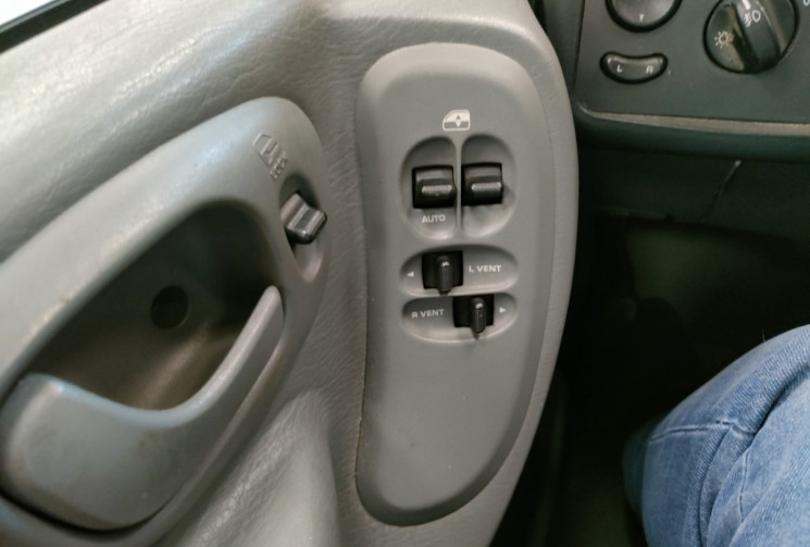 Chrysler Voyager IV Phase 2 2.8 CRD 16V 150ch LX  Vente à pro ou sans garanties 