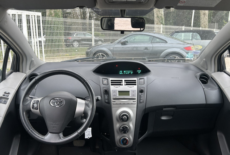 Toyota Yaris 2 5 portes 1.3 VVTi 87 Luna pack / Entretien complet / Climatisation