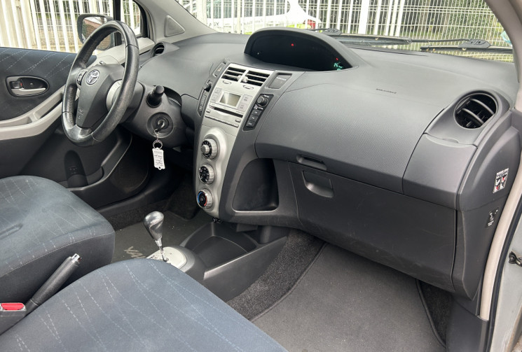 Toyota Yaris 2 5 portes 1.3 VVTi 87 Luna pack / Entretien complet / Climatisation
