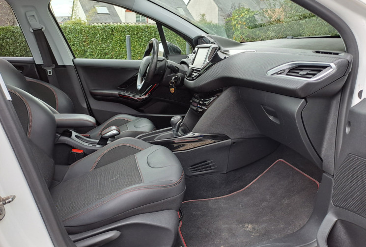 Peugeot 2008 BlueHDi 120 EAT6 GT line Toit pano / android Auto