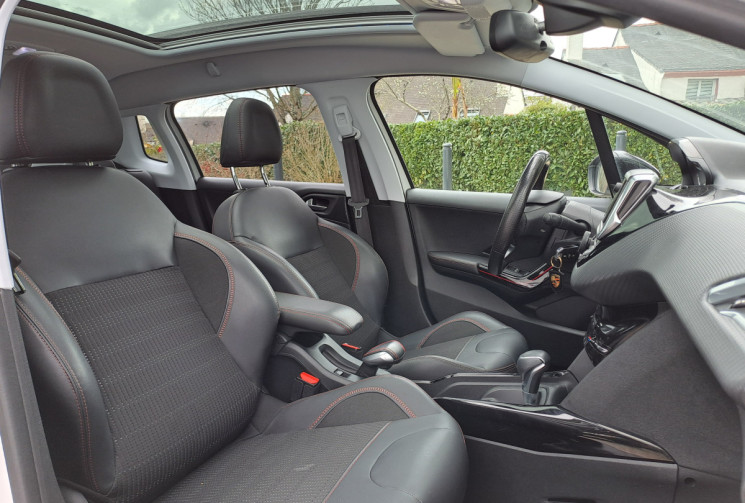 Peugeot 2008 BlueHDi 120 EAT6 GT line Toit pano / android Auto