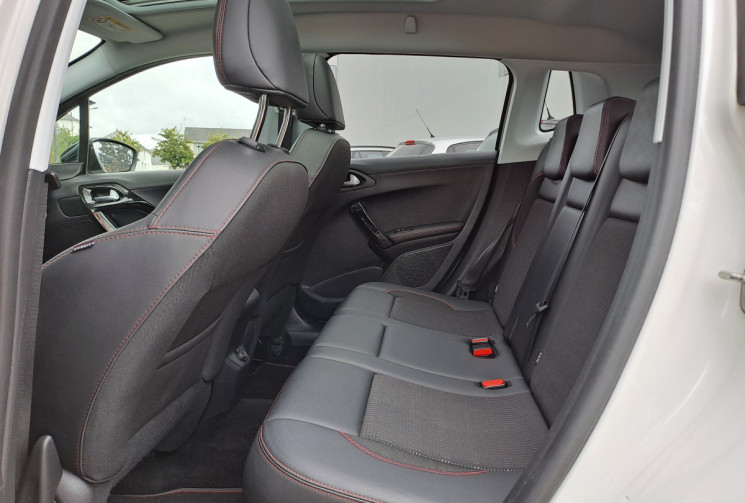 Peugeot 2008 BlueHDi 120 EAT6 GT line Toit pano / android Auto