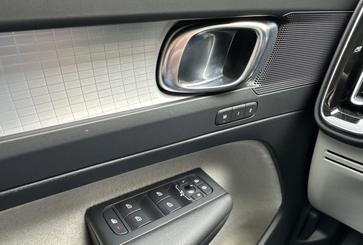 Volvo XC40 2.0 D4 190 AWD Geartronic8 BUSINESS + Toit Pano Ouvrant / 2e Main / Full suivi Volvo