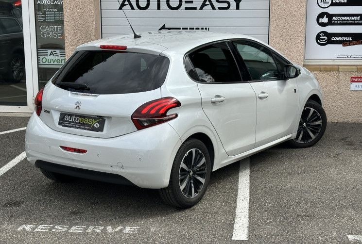 Peugeot 208 1.2 PureTech 110 ch Tech Edition 5p / Entretien complet / Courroie Neuve