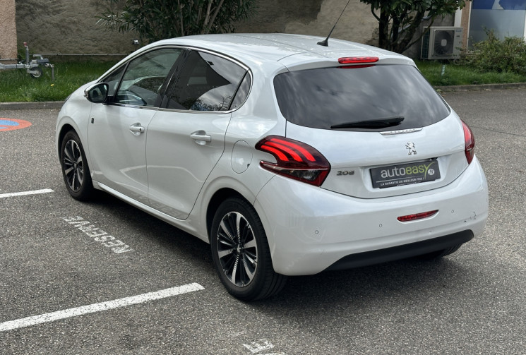 Peugeot 208 1.2 PureTech 110 ch Tech Edition 5p / Entretien complet / Courroie Neuve