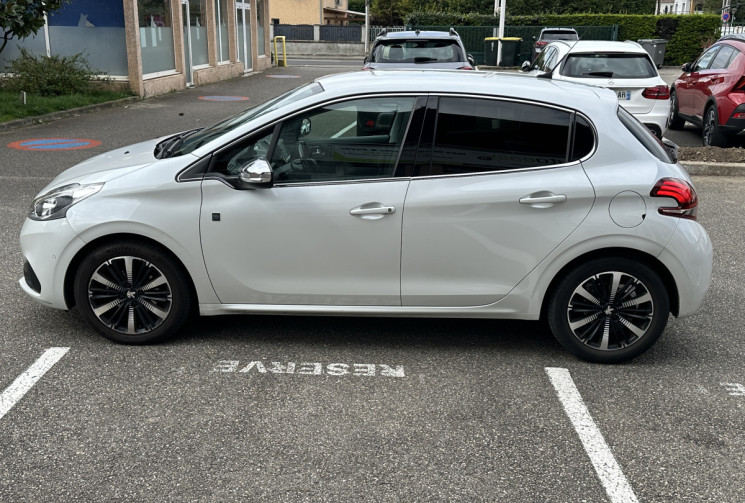 Peugeot 208 1.2 PureTech 110 ch Tech Edition 5p / Entretien complet / Courroie Neuve