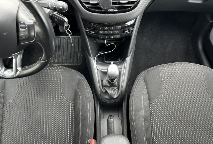 Peugeot 208 1.2 PureTech 110 ch Tech Edition 5p / Entretien complet / Courroie Neuve