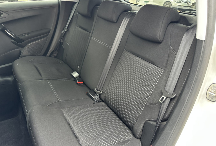 Peugeot 208 1.2 PureTech 110 ch Tech Edition 5p / Entretien complet / Courroie Neuve