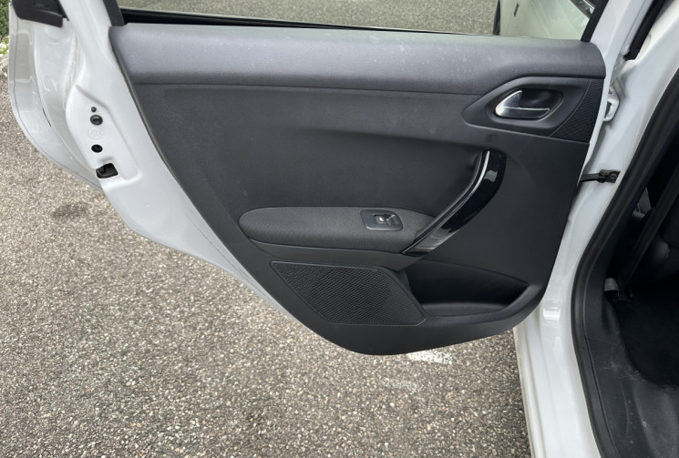 Peugeot 208 1.2 PureTech 110 ch Tech Edition 5p / Entretien complet / Courroie Neuve