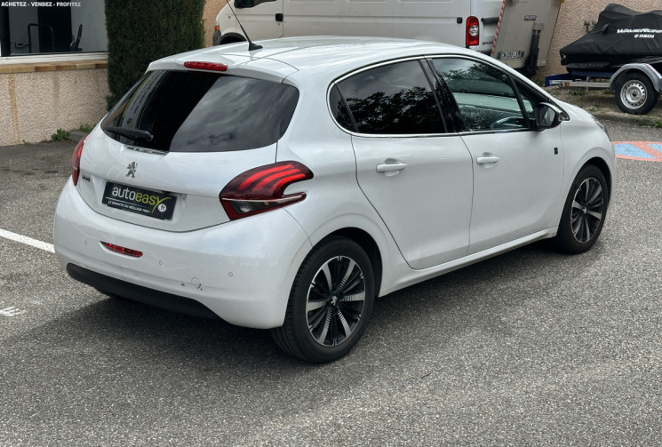 Peugeot 208 1.2 PureTech 110 ch Tech Edition 5p / Entretien complet / Courroie Neuve