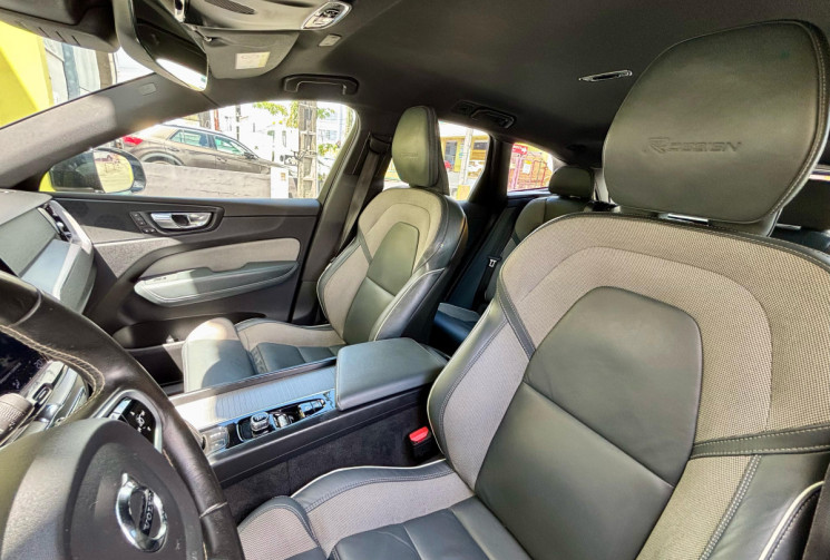 Volvo XC60 II B4 2.0 TDi 16V Mild Hybrid AWD Geartronic8 197 cv // R design // Boîte automatique