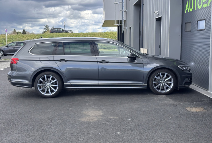 Volkswagen Passat SW 2.0 TDI 4Motion DSG7 240 cv R-LINE / Attelage