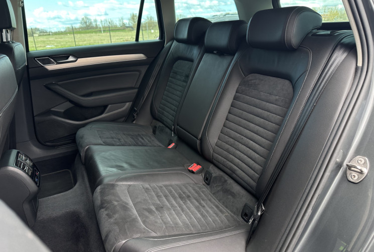 Volkswagen Passat SW 2.0 TDI 4Motion DSG7 240 cv R-LINE / Attelage