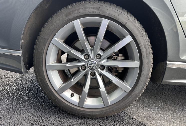Volkswagen Passat SW 2.0 TDI 4Motion DSG7 240 cv R-LINE / Attelage