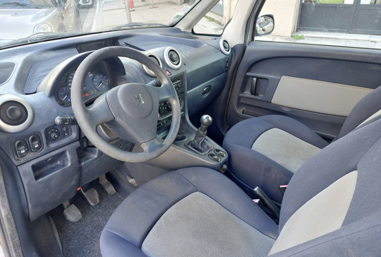 Peugeot 1007 1.4 i 75 ch 62200 kms 1ere main