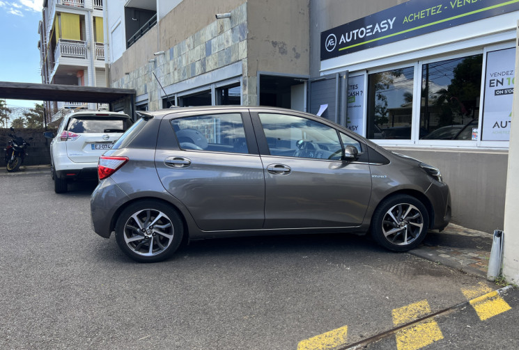 Toyota Yaris  3 Phase 3  1.5 VVTi HSD Hybrid 100h E-CVT 75 cv COLLECTION