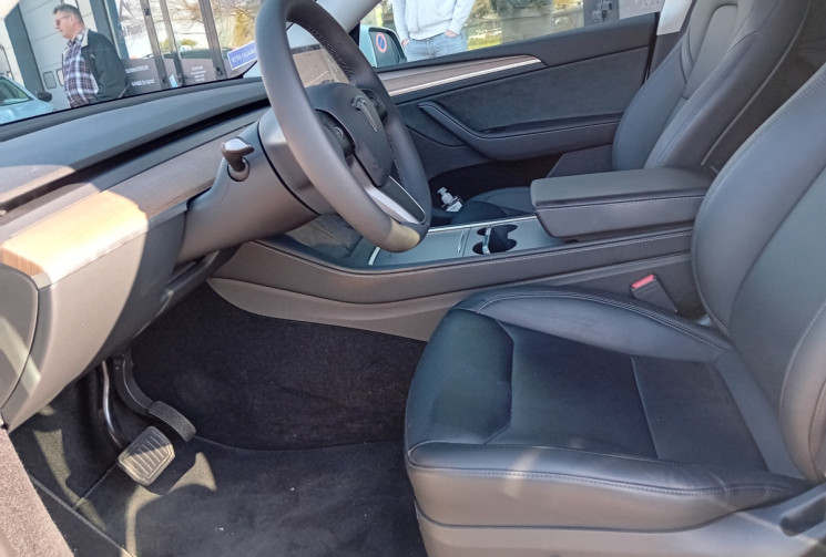 Tesla Model Y Standard RWD 