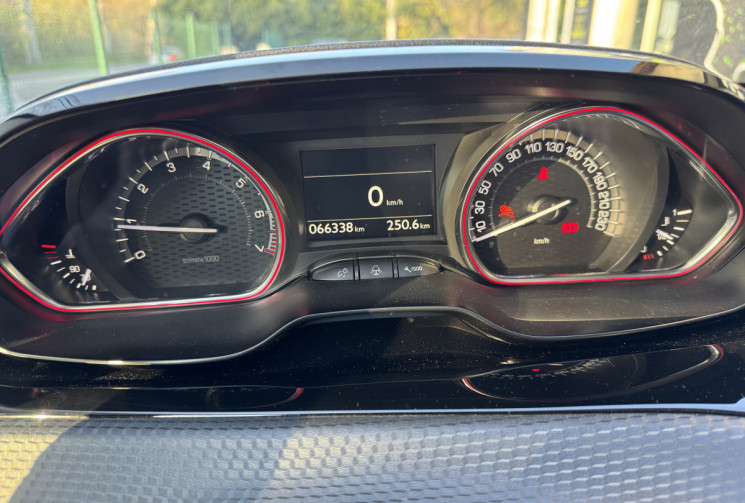 Peugeot 2008 130 ch GT Line  / Toit Panoramique / Pack Black / Distribution ok / Garantie 6 mois
