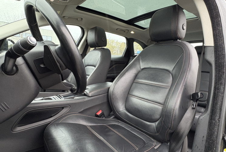 Jaguar F-Pace 180ch Portfolio 2.0d * Toit Ouvrant * 4x4 * BVA8 * Caméra * Meridian * Sièges Elec 
