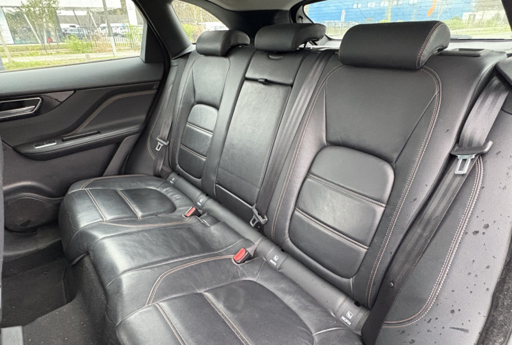 Jaguar F-Pace 180ch Portfolio 2.0d * Toit Ouvrant * 4x4 * BVA8 * Caméra * Meridian * Sièges Elec 