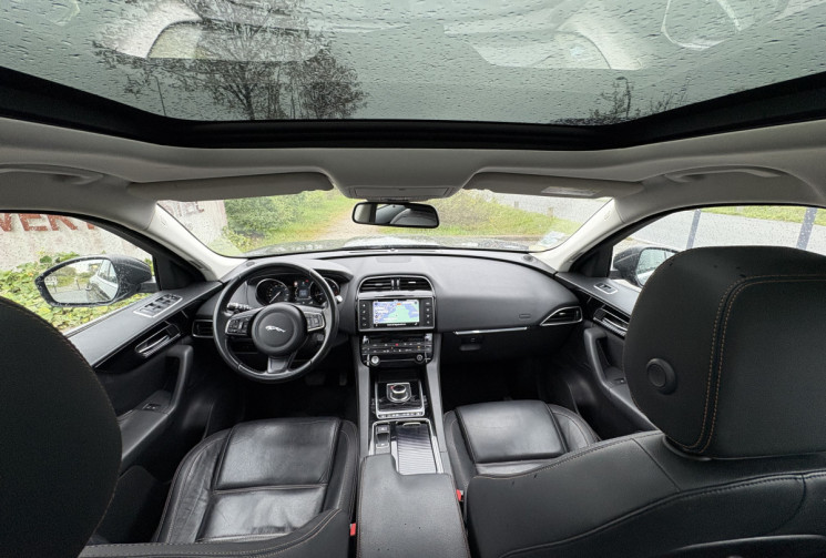 Jaguar F-Pace 180ch Portfolio 2.0d * Toit Ouvrant * 4x4 * BVA8 * Caméra * Meridian * Sièges Elec 