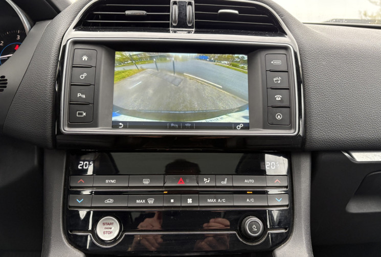 Jaguar F-Pace 180ch Portfolio 2.0d * Toit Ouvrant * 4x4 * BVA8 * Caméra * Meridian * Sièges Elec 