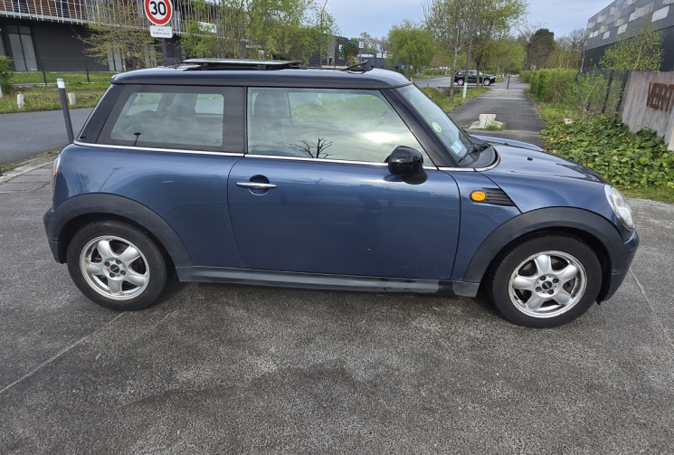 Mini Cooper 2 (R56) 1.6 i 16V 120cv * toit ouvrant pano * écran * full cuir * sièges chauffants*    