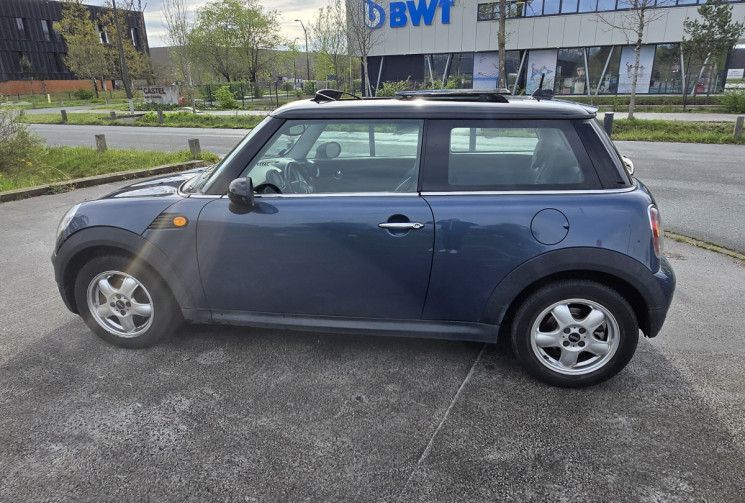 Mini Cooper 2 (R56) 1.6 i 16V 120cv * toit ouvrant pano * écran * full cuir * sièges chauffants*    