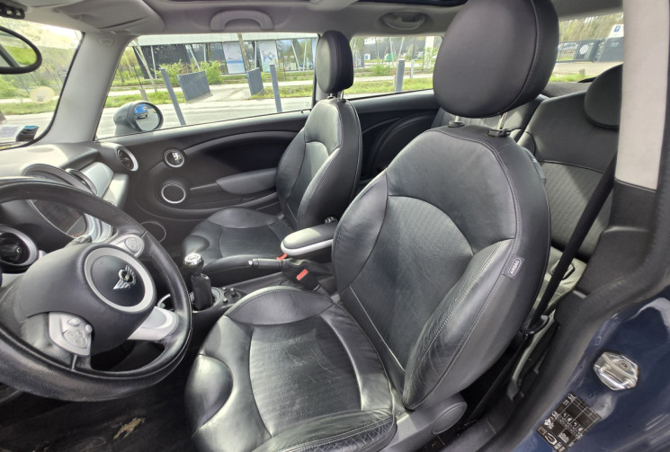 Mini Cooper 2 (R56) 1.6 i 16V 120cv * toit ouvrant pano * écran * full cuir * sièges chauffants*    