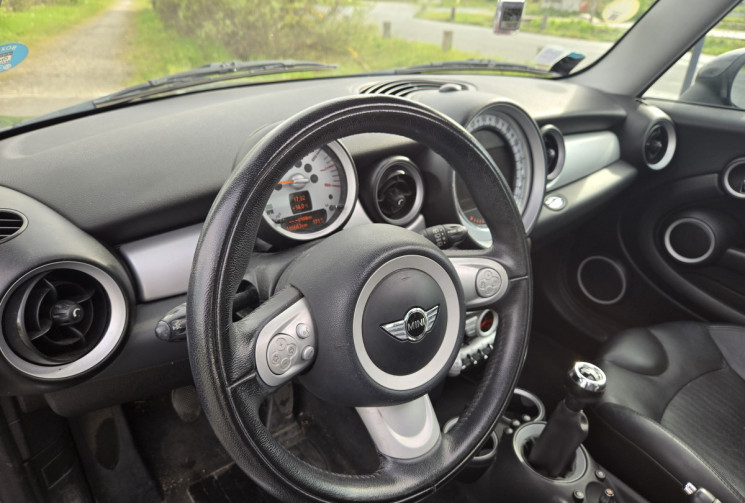 Mini Cooper 2 (R56) 1.6 i 16V 120cv * toit ouvrant pano * écran * full cuir * sièges chauffants*    