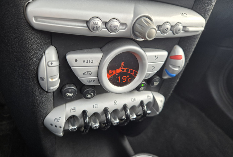 Mini Cooper 2 (R56) 1.6 i 16V 120cv * toit ouvrant pano * écran * full cuir * sièges chauffants*    