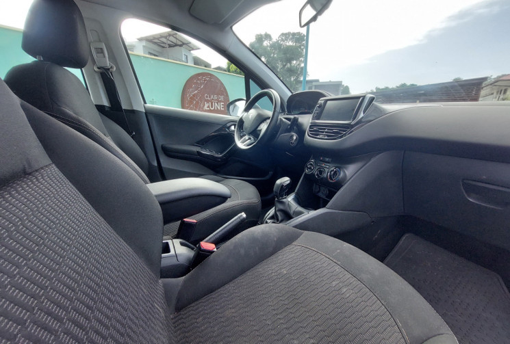 Peugeot 208 1.2 PureTech 82ch E6.c Signature 5p // Bon état // Très peu kilométrée // Première main