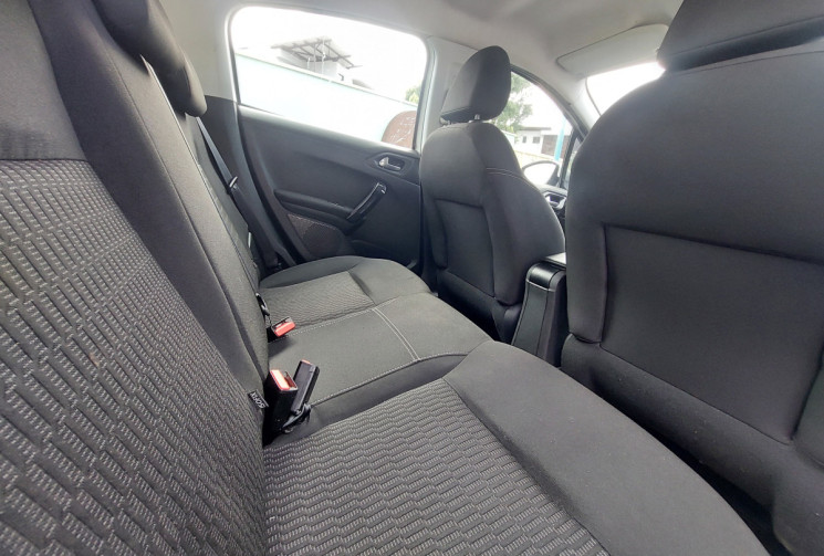 Peugeot 208 1.2 PureTech 82ch E6.c Signature 5p // Bon état // Très peu kilométrée // Première main