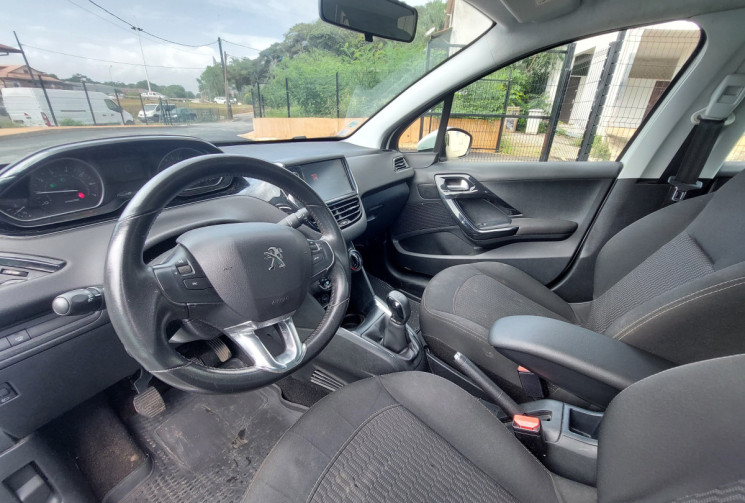 Peugeot 208 1.2 PureTech 82ch E6.c Signature 5p // Bon état // Très peu kilométrée // Première main