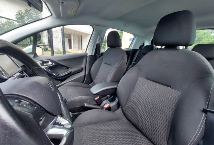 Peugeot 208 1.2 PureTech 82ch E6.c Signature 5p // Bon état // Très peu kilométrée // Première main