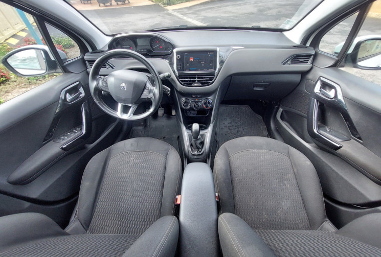 Peugeot 208 1.2 PureTech 82ch E6.c Signature 5p // Bon état // Très peu kilométrée // Première main