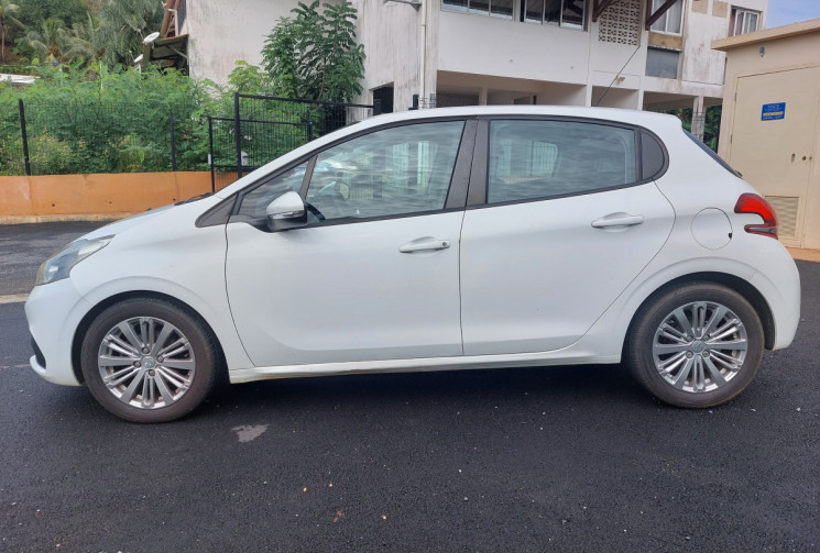 Peugeot 208 1.2 PureTech 82ch E6.c Signature 5p // Bon état // Très peu kilométrée // Première main