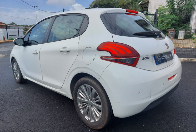 Peugeot 208 1.2 PureTech 82ch E6.c Signature 5p // Bon état // Très peu kilométrée // Première main