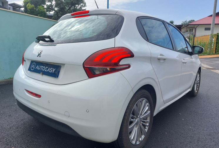 Peugeot 208 1.2 PureTech 82ch E6.c Signature 5p // Bon état // Très peu kilométrée // Première main