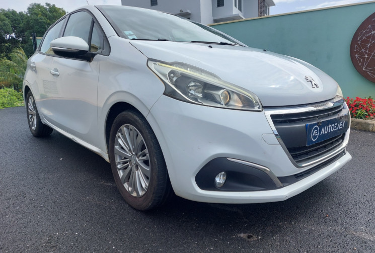 Peugeot 208 1.2 PureTech 82ch E6.c Signature 5p // Bon état // Très peu kilométrée // Première main