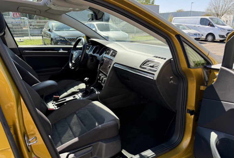 Volkswagen Golf 1.4 TSI 125 CARAT EXCLUSIVE / CARPLAY
