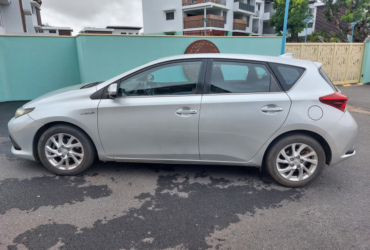 Toyota AURIS DESIGN 1.8 VVT-i HSD CVT Hybrid 99 cv BVA // Chaine de distribution // peu kilométré