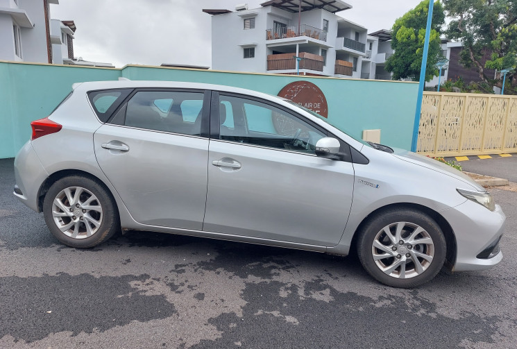 Toyota AURIS DESIGN 1.8 VVT-i HSD CVT Hybrid 99 cv BVA // Chaine de distribution // peu kilométré