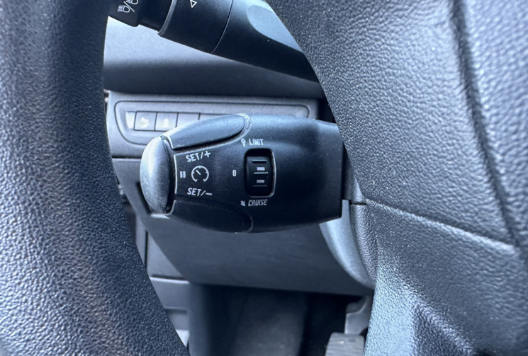 Peugeot 208 1.2 VTI 82 CH DISTRI FAITE ECRAN APPLE / ANDROID AUTO