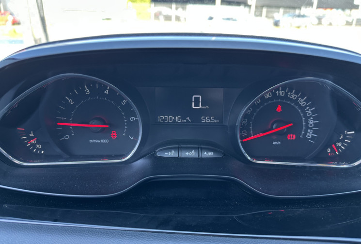 Peugeot 208 1.2 VTI 82 CH DISTRI FAITE ECRAN APPLE / ANDROID AUTO