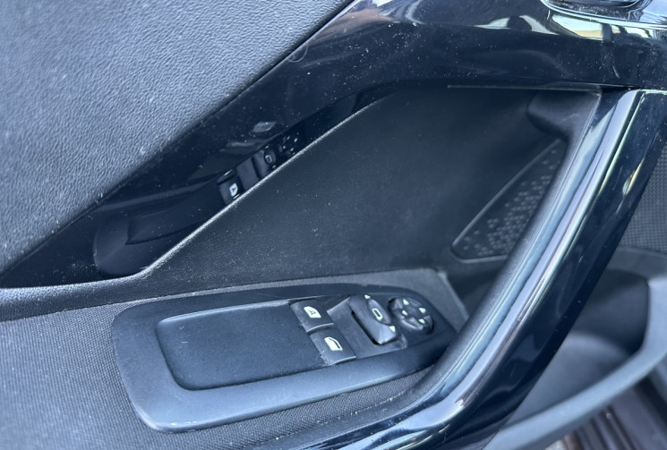 Peugeot 208 1.2 VTI 82 CH DISTRI FAITE ECRAN APPLE / ANDROID AUTO