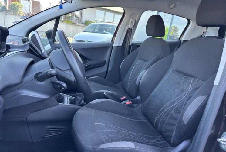 Peugeot 208 1.2 VTI 82 CH DISTRI FAITE ECRAN APPLE / ANDROID AUTO