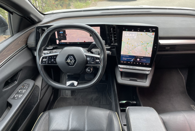 Renault Megane E-TECH EV60 220 cv ICONIC / Pneus neuf / harman Kardon / Attelage / parfait état 
