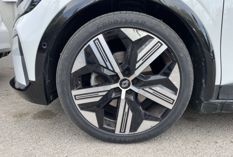 Renault Megane E-TECH EV60 220 cv ICONIC / Pneus neuf / harman Kardon / Attelage / parfait état 
