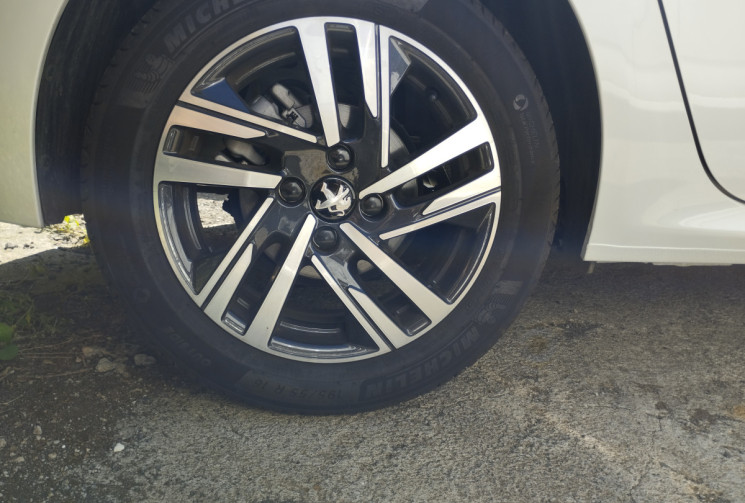 Peugeot 208 1.2 THP 100 ALLURE FAIBLE KILOMETRAGE